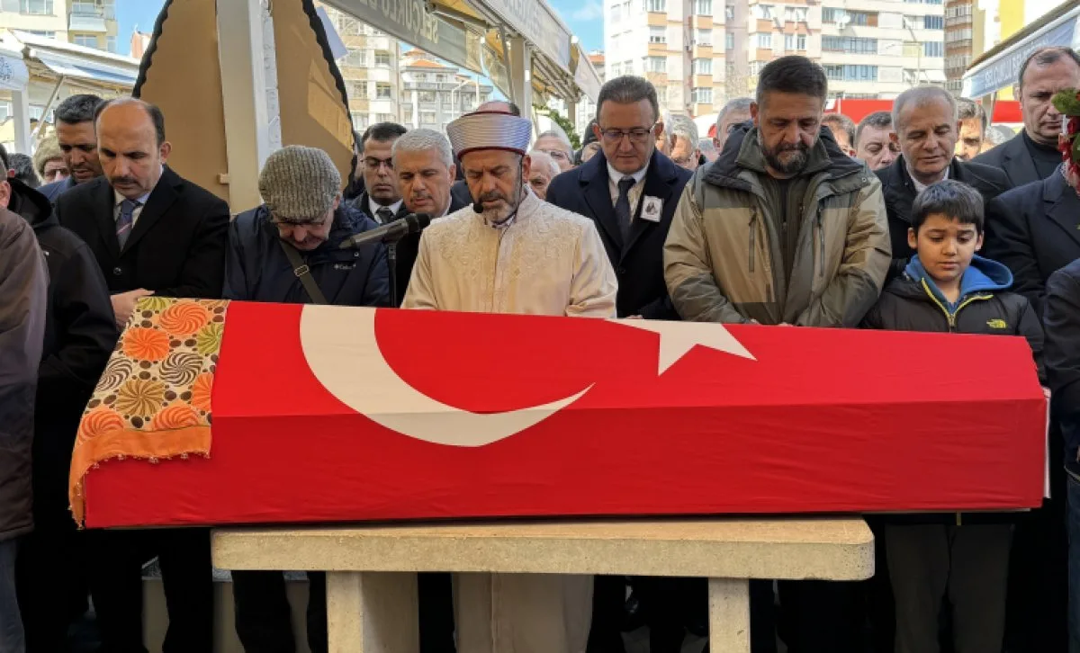 ÖĞRENCİNİN SALDIRISINDA HAYATINI KAYBEDEN ÖĞRETMEN SON YOLCULUĞUNA UĞURLAND
