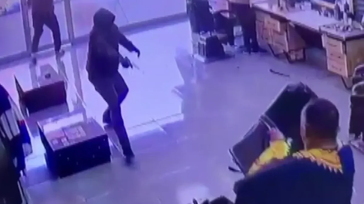 ADANA’DA SİLAHLI SALDIRI DEHŞETİ: BERBERE GİRDİ, DEFALARCA ATEŞ ETTİ