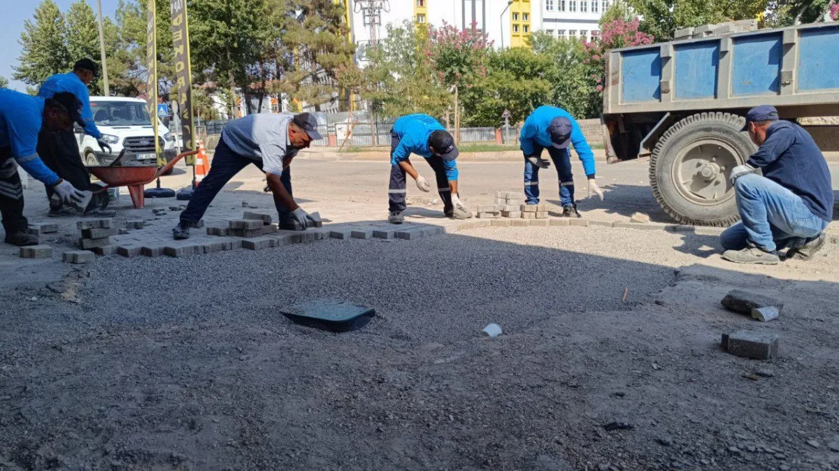Adıyaman Belediyesi’nden asfalt öncesi yoğun hazırlık: 28 bin metre freze, 46 bin metrekare parke döşendi - Videolu Haber