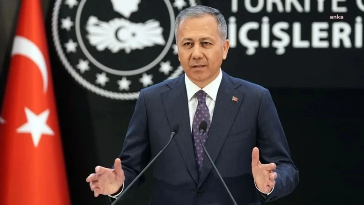 İçişleri Bakanı Yerlikaya: Kırmızı bültenle aranan 8, ulusal seviyede aranan 1 suçlu Türkiye'ye iade edildi
