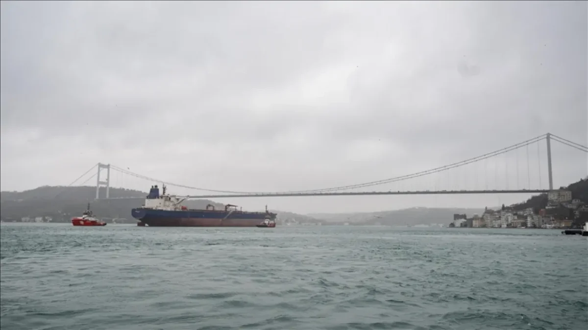 İstanbul Boğazı’nda Gemi Trafiği Çift Yönlü Durduruldu: Olumsuz Hava Koşulları Deniz Ulaşımını Vurdu