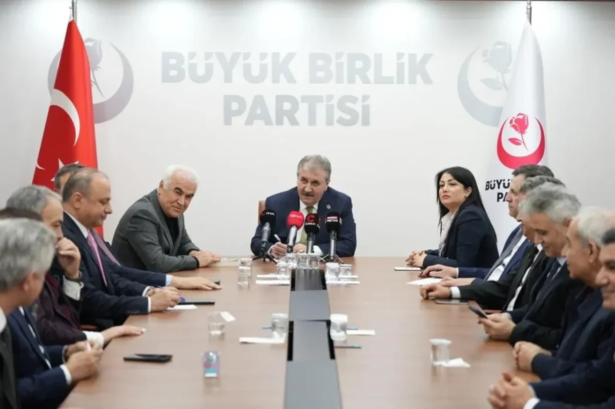 DESTİCİ’DEN ÖZGÜR ÖZEL’E SERT ÇIKIŞ! “ÖNCELİK SEÇİM DEĞİL, ÜLKEYİ KORUMAK”
