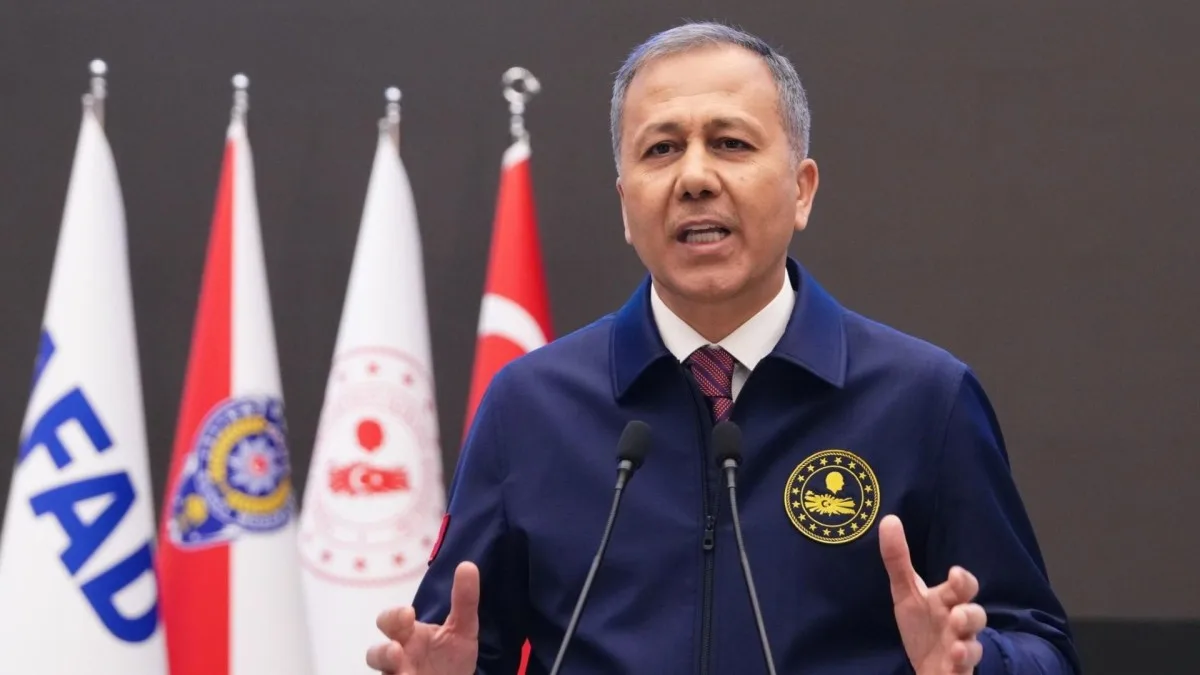 Sındırgı’da deprem: 1 bina yıkıldı, 2 kişi kurtarıldı, 2 kişi için çalışmalar sürüyor