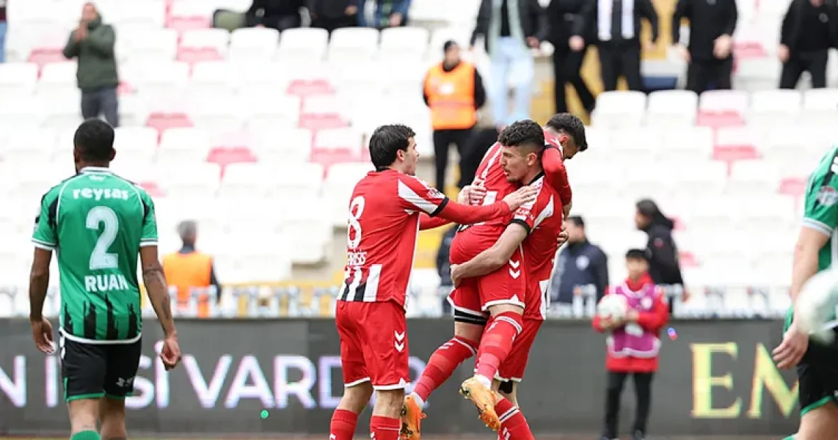 Sivasspor’dan farklı galibiyet: Sakaryaspor’u 4-1 mağlup etti, Caner Erkin oyundan atıldı