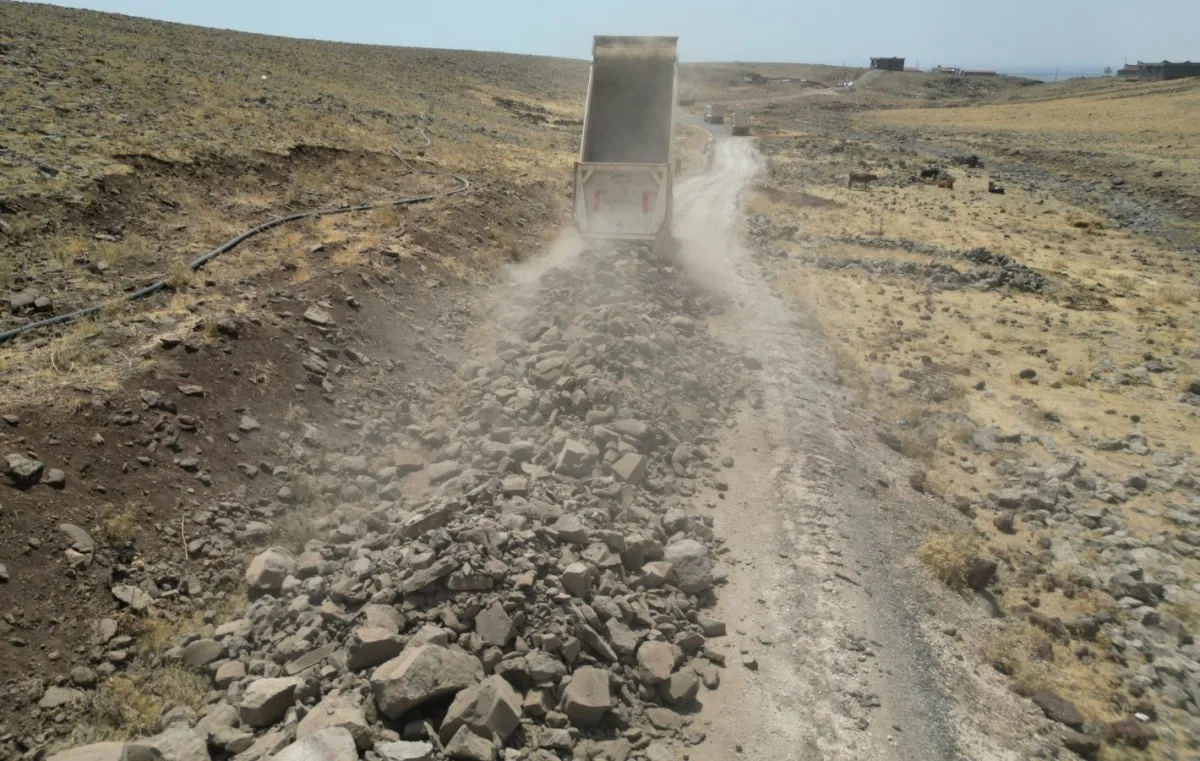Siverek’te 6 Kilometrelik Yol Betonla Yenileniyor