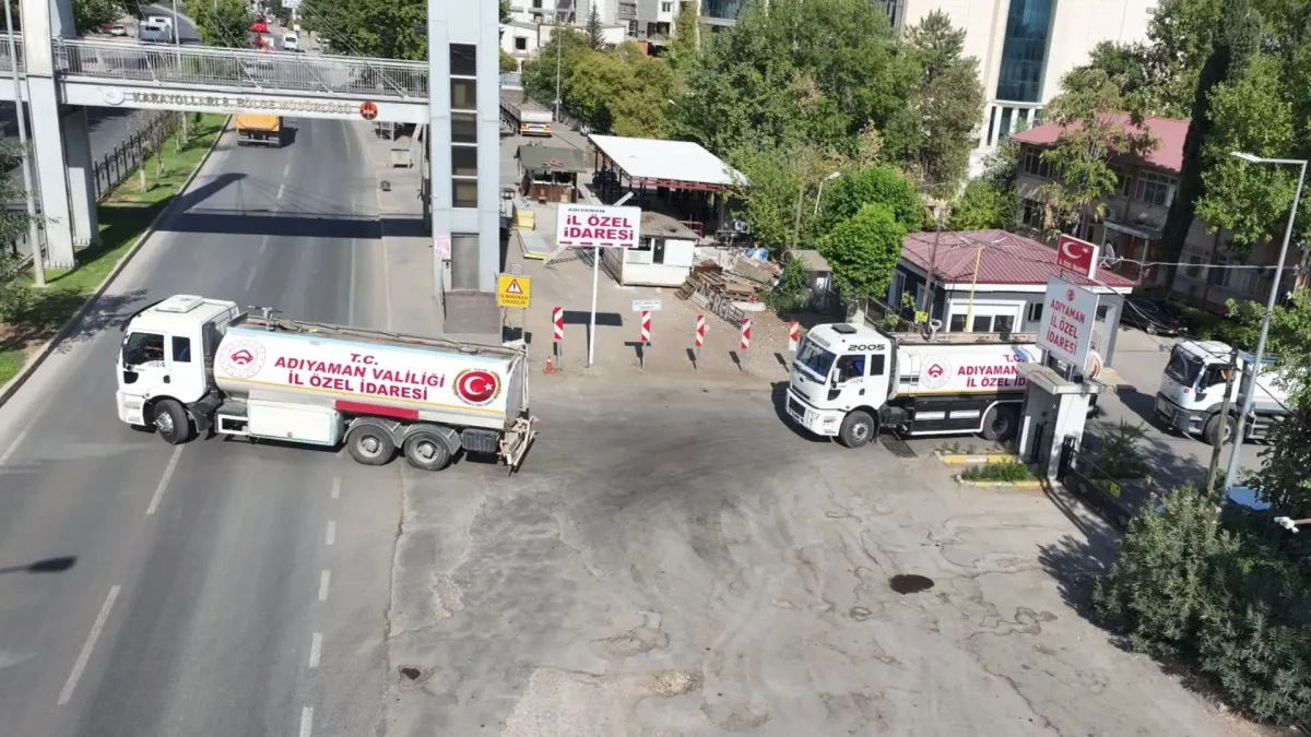 Vali Dr. Osman Varol’un talimatıyla kent merkezinde sulama çalışmaları başlatıldı - Videolu Haber